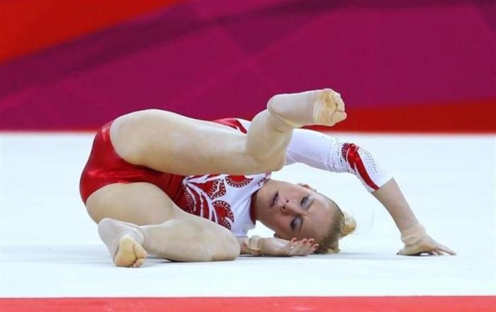 Kseniia Afanaseva (Nga) ngã trong lúc biểu diễn nội dung thể dục cá nhân.